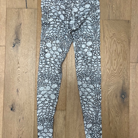 Alo leggings XS - Picture 2 of 4
